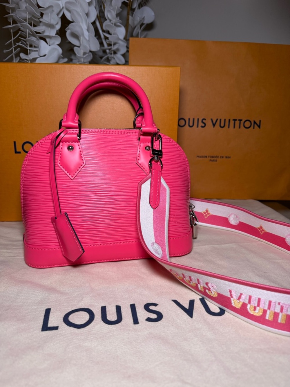 Authentic LOUIS VUITTON
Epi Jacquard Alma BB Dragon Fruit - Picture 2 of 9